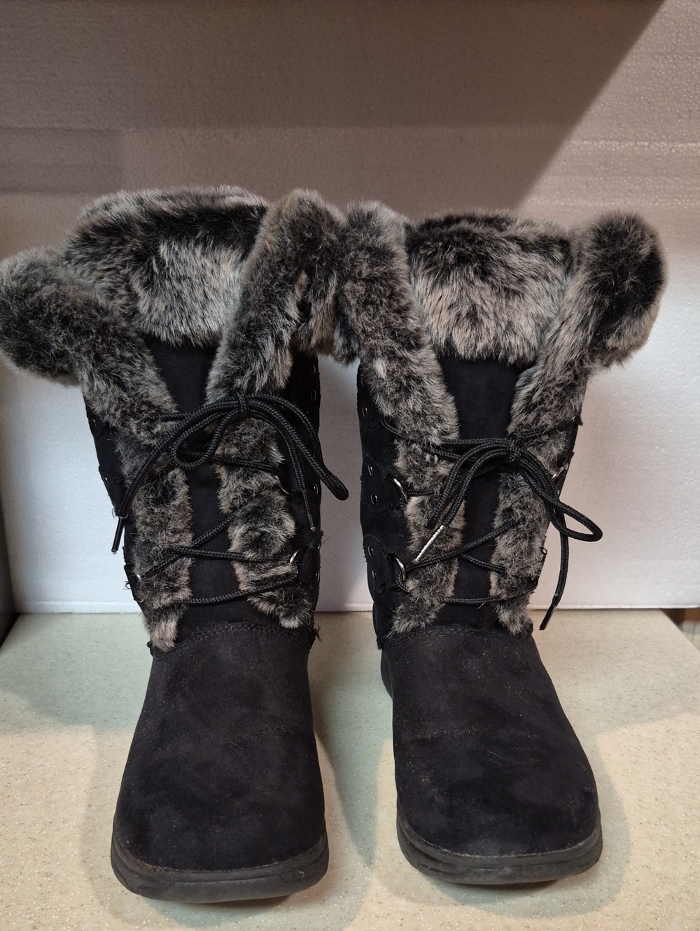 Cozy & Stylish Black Winter Boots with Faux Fur Trim Size 9